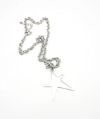 Collar de acero inoxidable plateado con colgante de estrella de Mugler, diseño moderno y minimalista.