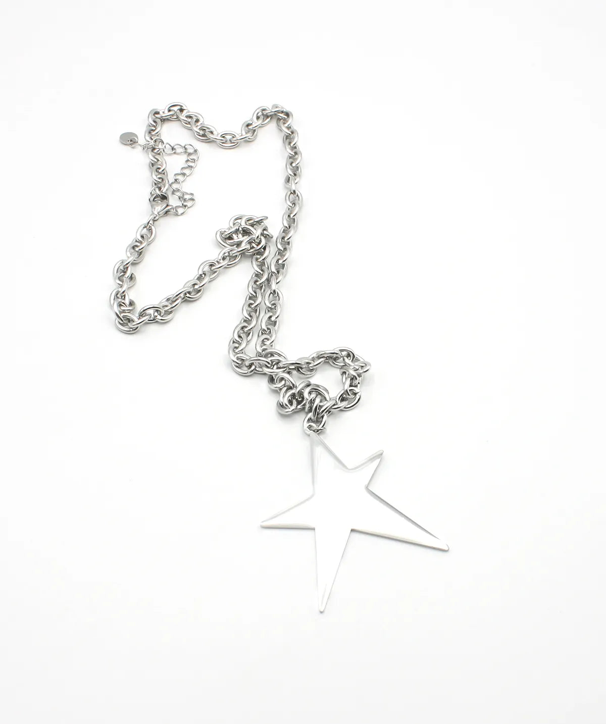 Collar de acero inoxidable plateado con colgante de estrella de Mugler, diseño moderno y minimalista.