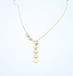 alt: Collar dorado con colgante de estrellas en acero inoxidable, diseño moderno y elegante.