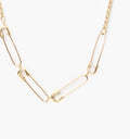 Collar dorado ajustable de acero con diseño de imperdibles, joya moderna y minimalista.