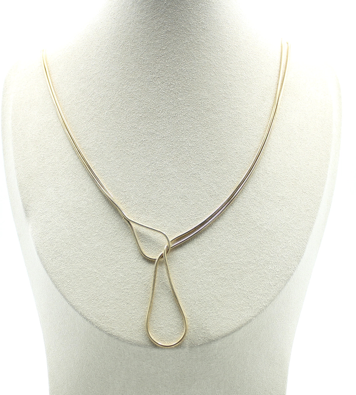 Collar Lazo dorado con forma de lazo ajustado. Joya hipoalergénica de acero inoxidable, ideal para uso diario. Creación de DELACABRA.