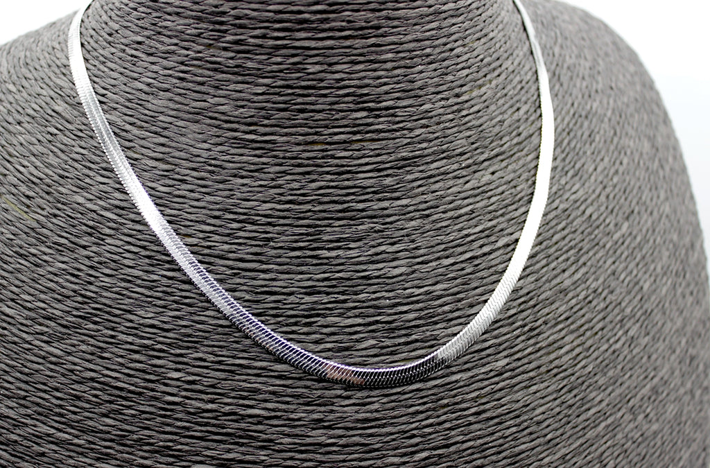 Collar Leopard acero inoxidable platedo en un busto gris oscuro. Acabado suave y brillante - delacabra
