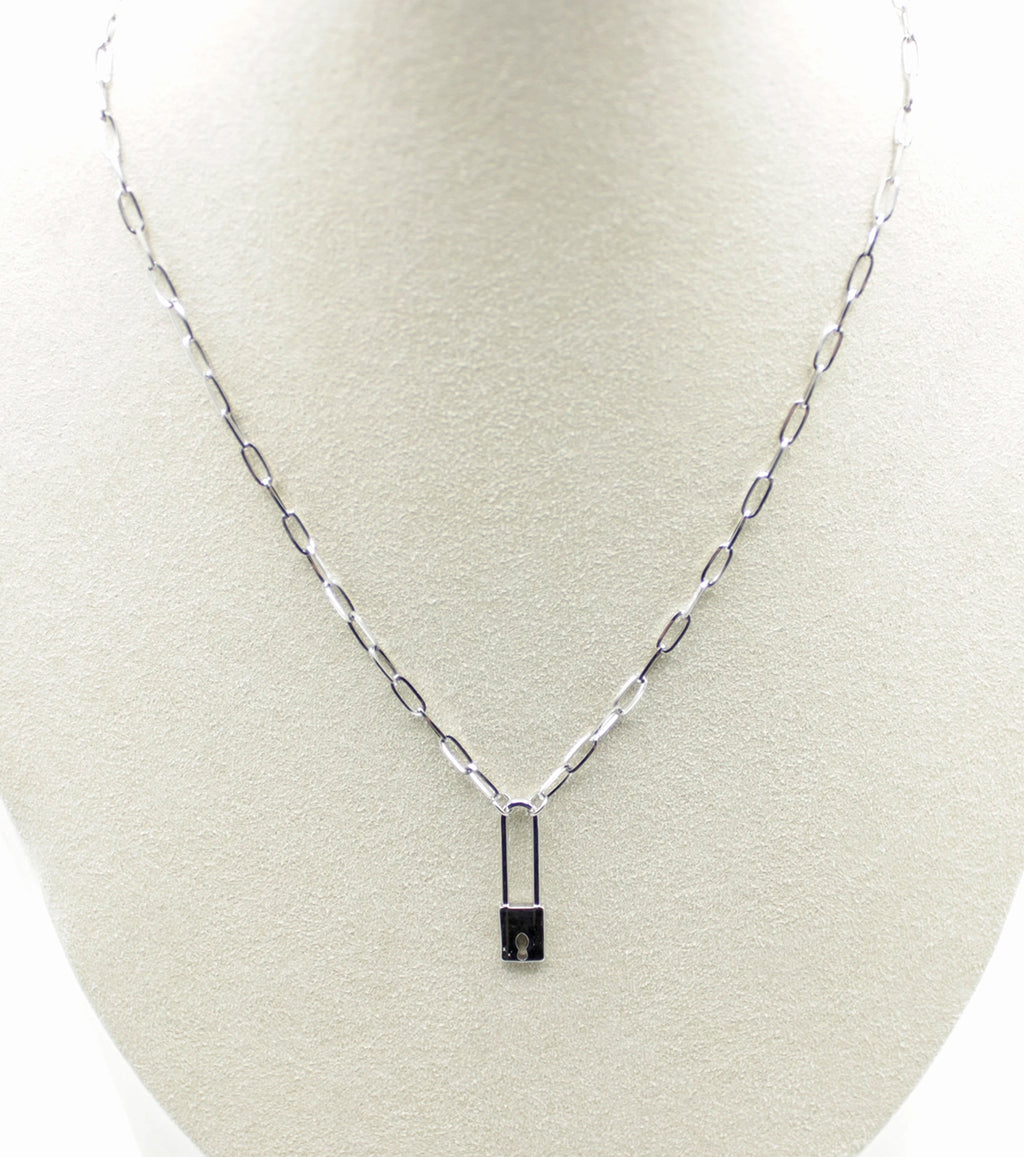Collar Locked acero inoxidable plateado, cadena de eslabones medianos alargados con un colgante a manera de pequeño candado. - delacabra