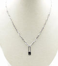 Collar Locked acero inoxidable plateado, cadena de eslabones medianos alargados con un colgante a manera de pequeño candado. - delacabra