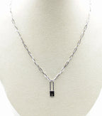 Collar Locked acero inoxidable plateado, cadena de eslabones medianos alargados con un colgante a manera de pequeño candado. - delacabra