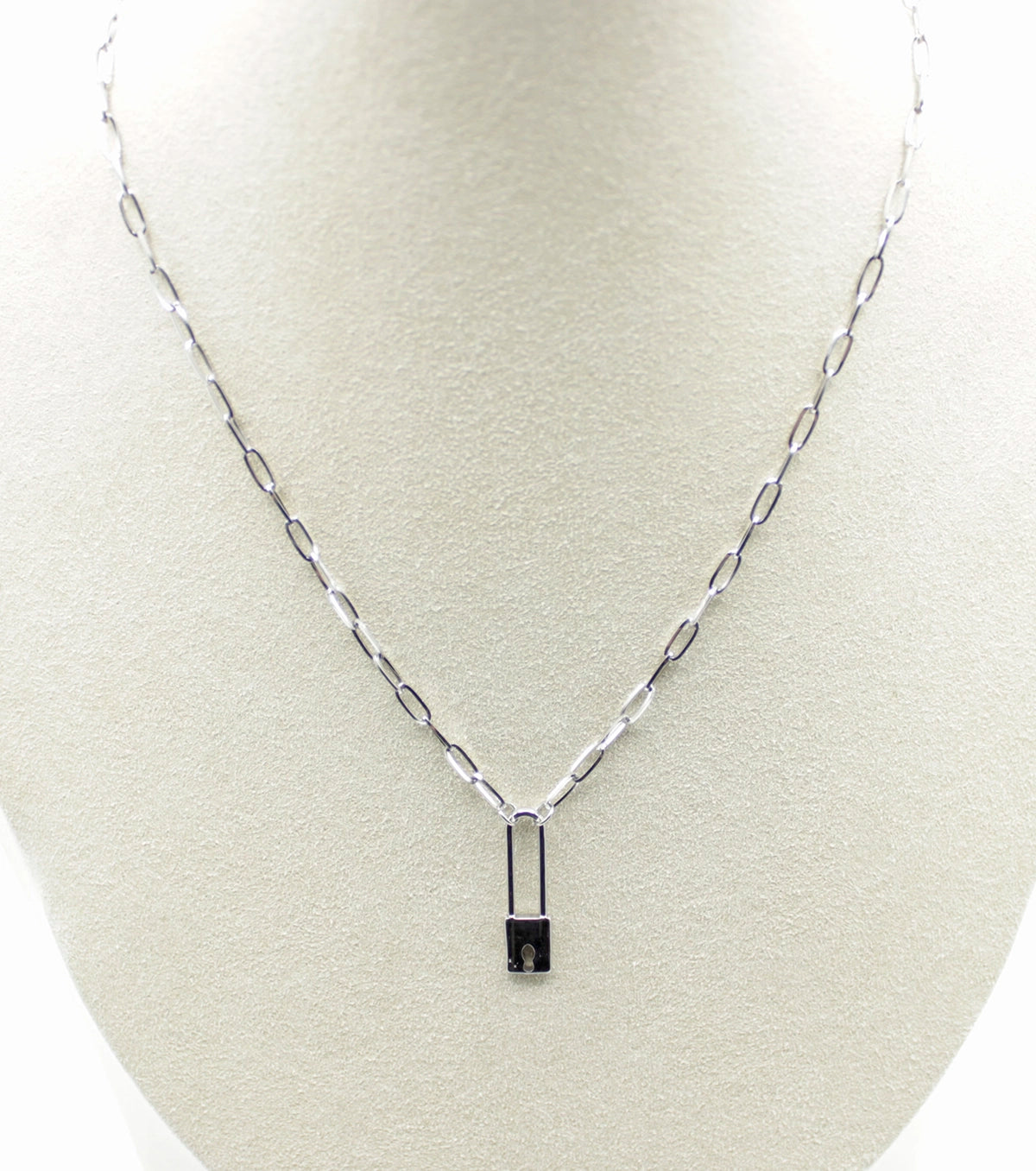 Collar Locked acero inoxidable plateado, cadena de eslabones medianos alargados con un colgante a manera de pequeño candado. - delacabra
