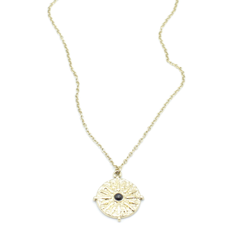 Collar Medalla acero inoxidable dorado combina perfectamente con cualquier estilo que desees desde lo clásico a lo mas moderno - delacabra