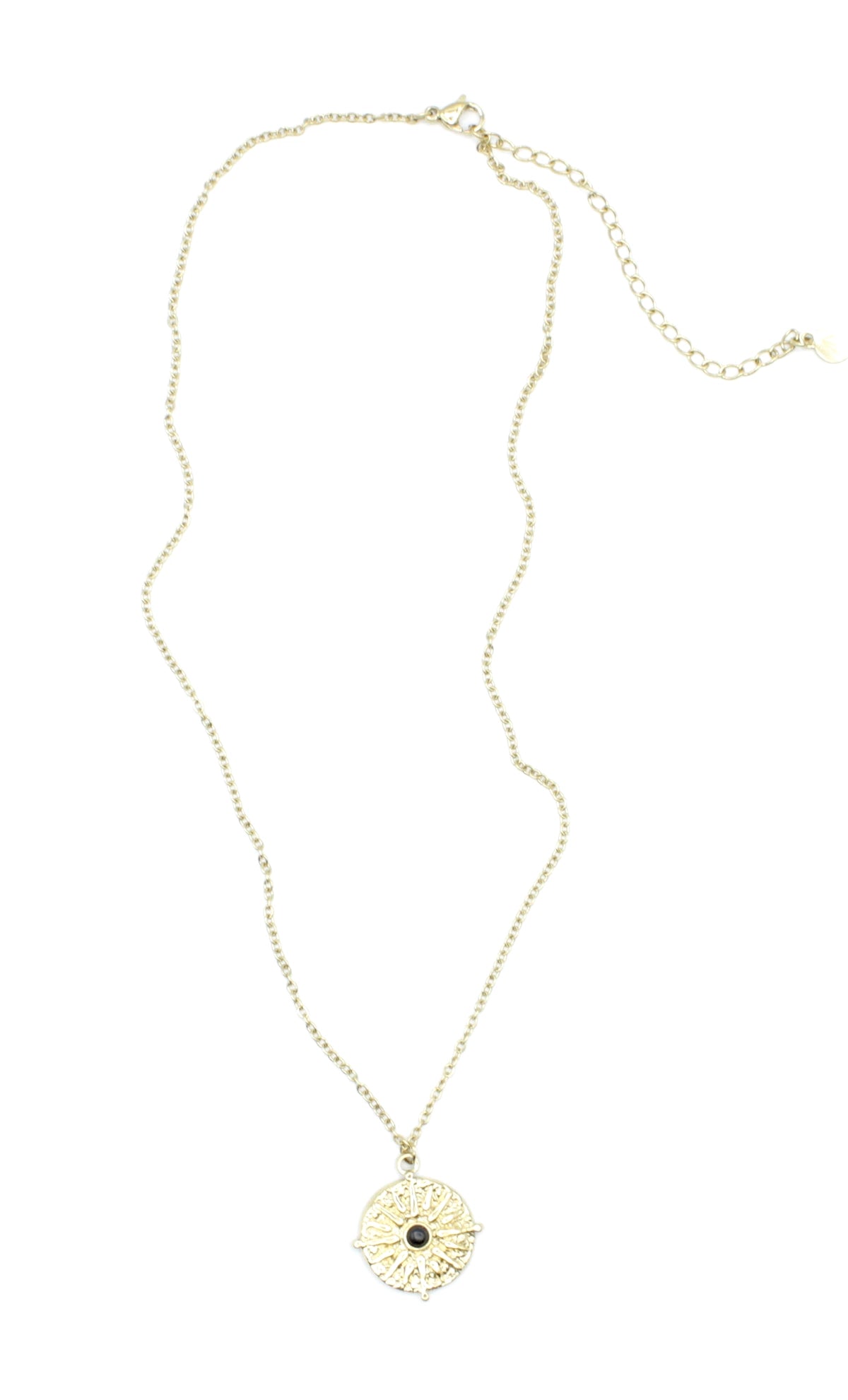 Collar Medalla acero inoxidable dorado, colgante con una perla de resina negra y relieve de puntos cardinales - delacabra