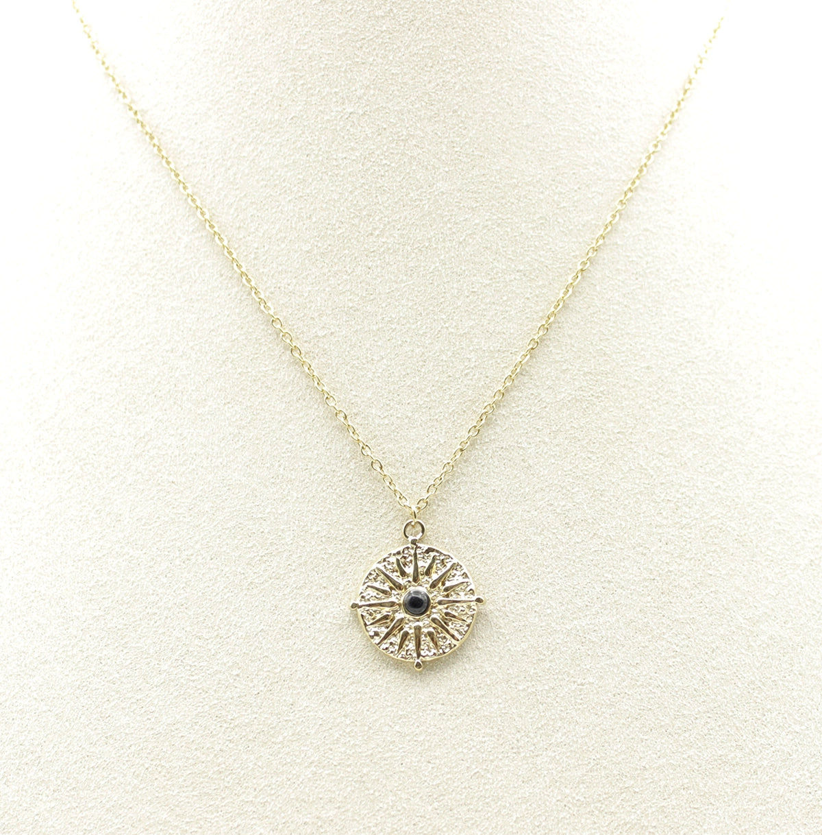 Collar Medalla acero inoxidable dorado cadena fina con colgante esférico con forma de brújula - delacabra