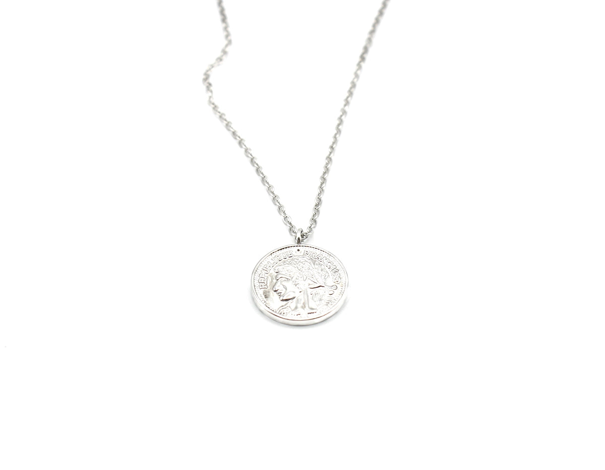 Collar Medaillon acero inoxidable plateado detalle del anverso del colgante muestra  un busto femenino coronado con hojas, leyenda de republique francaise, hipoalergénico, durable y ligero. - DELACABRA