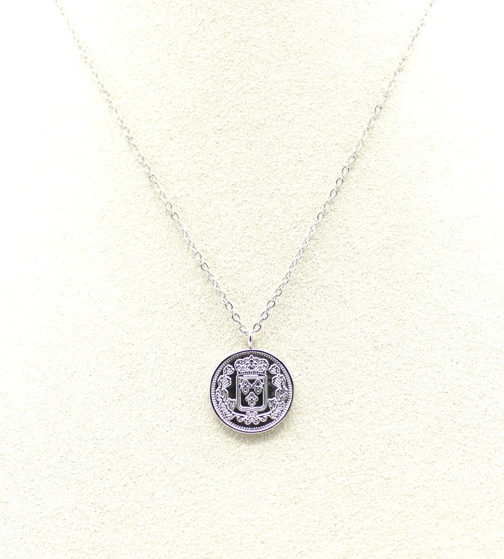 Collar Medaillon acero inoxidable plateado detalle del reverso del colgante muestra un escudo heráldico coronado, acabado brillante, sobrio y sutil. - DELACABRA