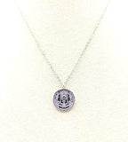 Collar Medaillon acero inoxidable plateado detalle del reverso del colgante muestra un escudo heráldico coronado, acabado brillante, sobrio y sutil. - DELACABRA