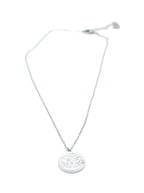 Collar Medaillon acero inoxidable plateado cadena fina y colgante que imita el estilo de una moneda francesa, un busto femenino coronado con hojas, alegoría de Marianne. - DELACABRA