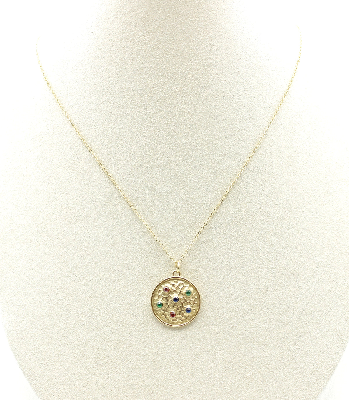 Collar Mermaid acero inoxidable dorado, cadena fina con colgante esférico con grabado en relieve y circonitas de varios colores. - DELACABRA