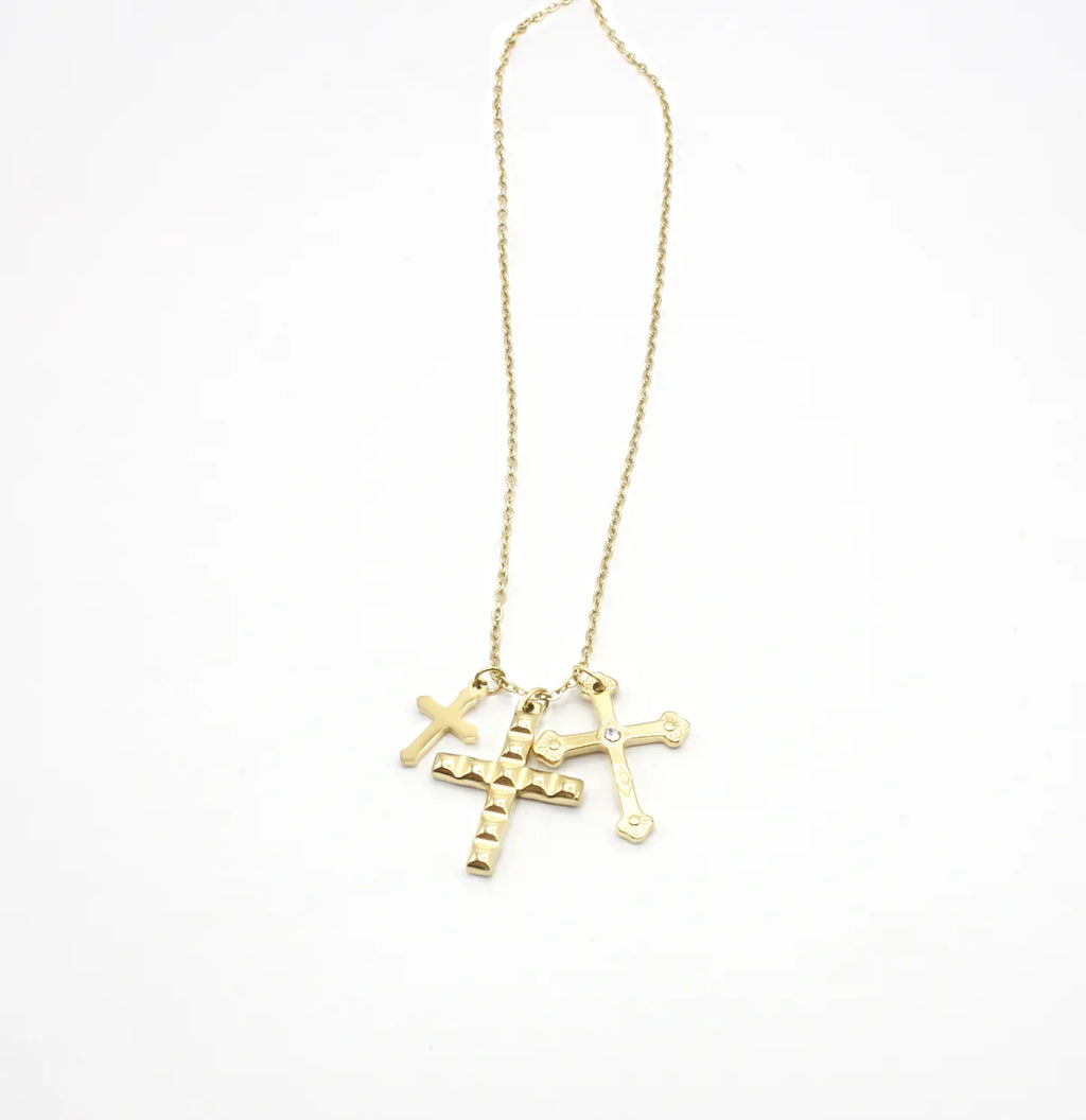 Collar Multicruz acero inoxidable dorado tres cruces con los detalles en relieve y una circonita blanca, resistente e hipoalergénico. - DELACABRA