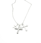 Collar de acero inoxidable plateado con tres dijes de cruces texturizadas, fondo blanco.