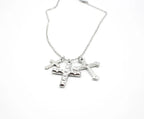 Collar de acero inoxidable plateado con tres dijes de cruces, joya hipoalergénica moderna.