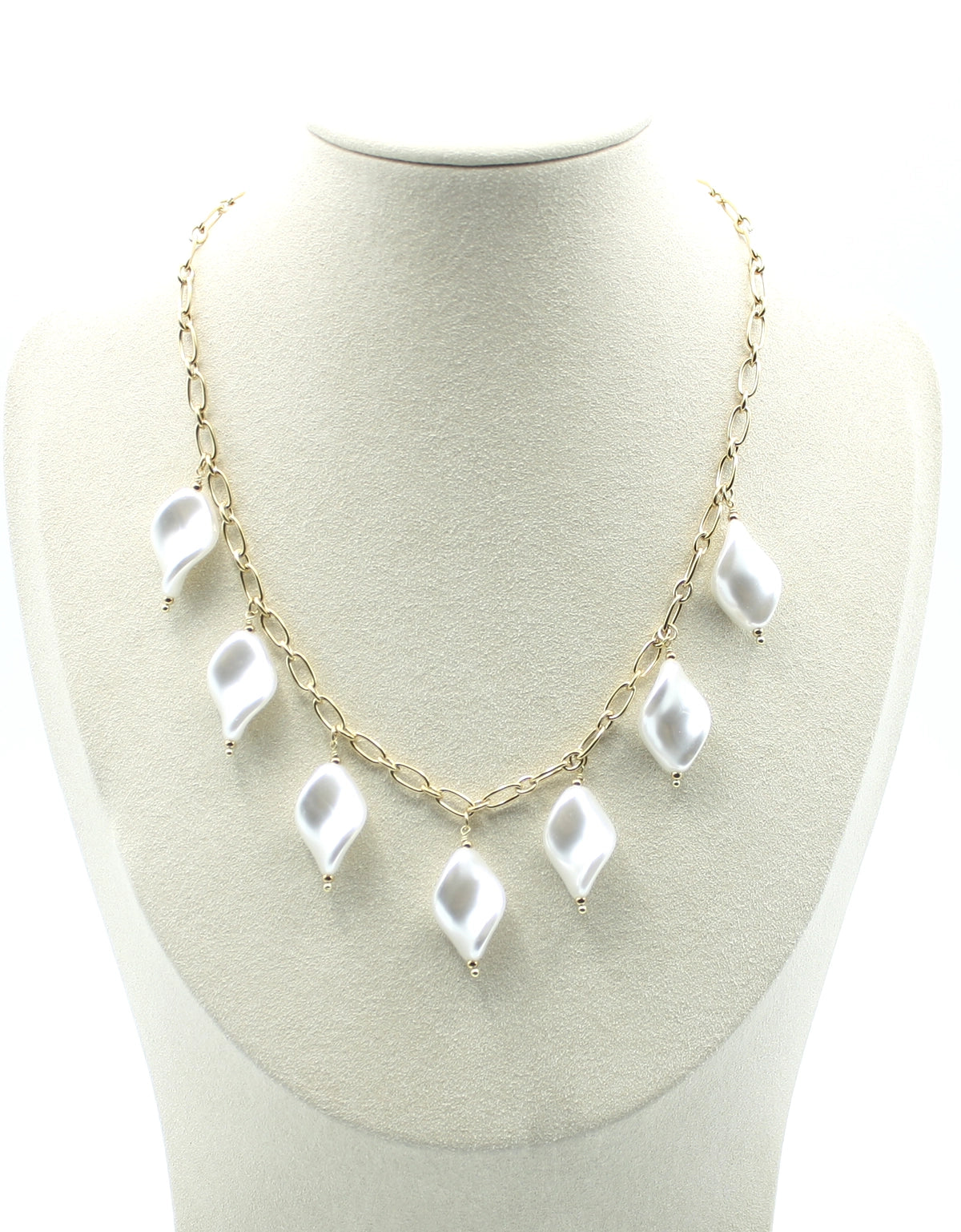 Collar Nácar acero inoxidable dorado,  cadena de eslabones grandes y ocho colgantes de resina perlada, atemporal y elegrante. - delacabra