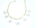 Collar Nácar acero inoxidable dorado, acabado de la cadena brillante y colgantes nacarados, ideal para ocasiones especiales. - delacabra