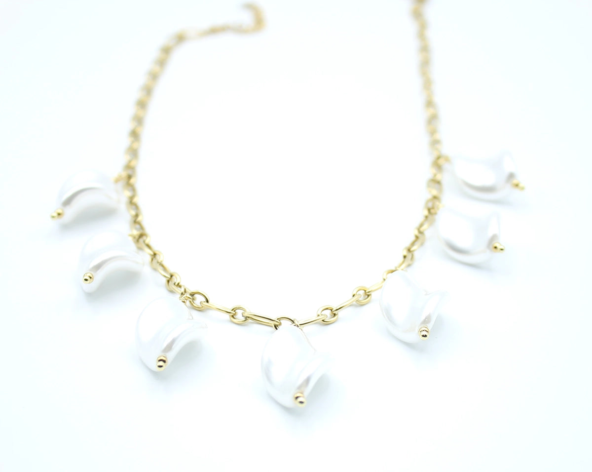 Collar Nácar acero inoxidable dorado, acabado de la cadena brillante y colgantes nacarados, ideal para ocasiones especiales. - delacabra