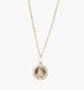 Collar de acero inoxidable dorado con dije redondo estilo medalla grabada y borde decorativo.