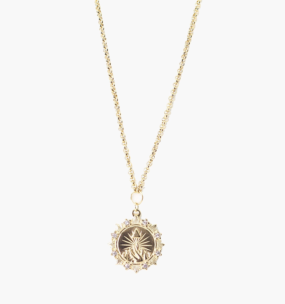 Collar de acero inoxidable dorado con dije redondo estilo medalla grabada y borde decorativo.