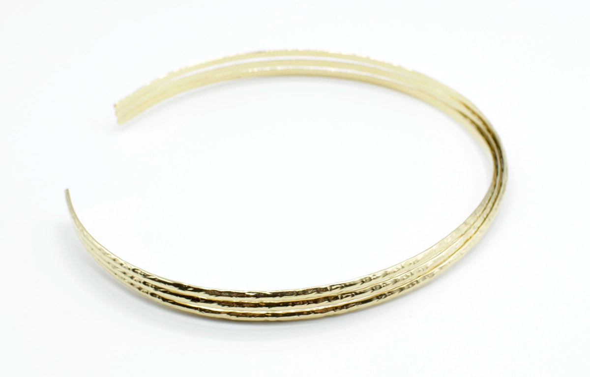 Collar Gold acero inoxidable dorado  rígido ajustable, tres lineas de acero finamente unidas creando una joya preciosa, resistente y elegante. -  delacabra