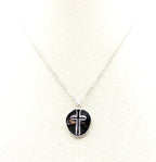 Collar Santa acero inoxidable plateado, detalle minimalista en el colgante con la cruz en alto relieve por un lado y bajo relieve por el otro. - DELACABRA