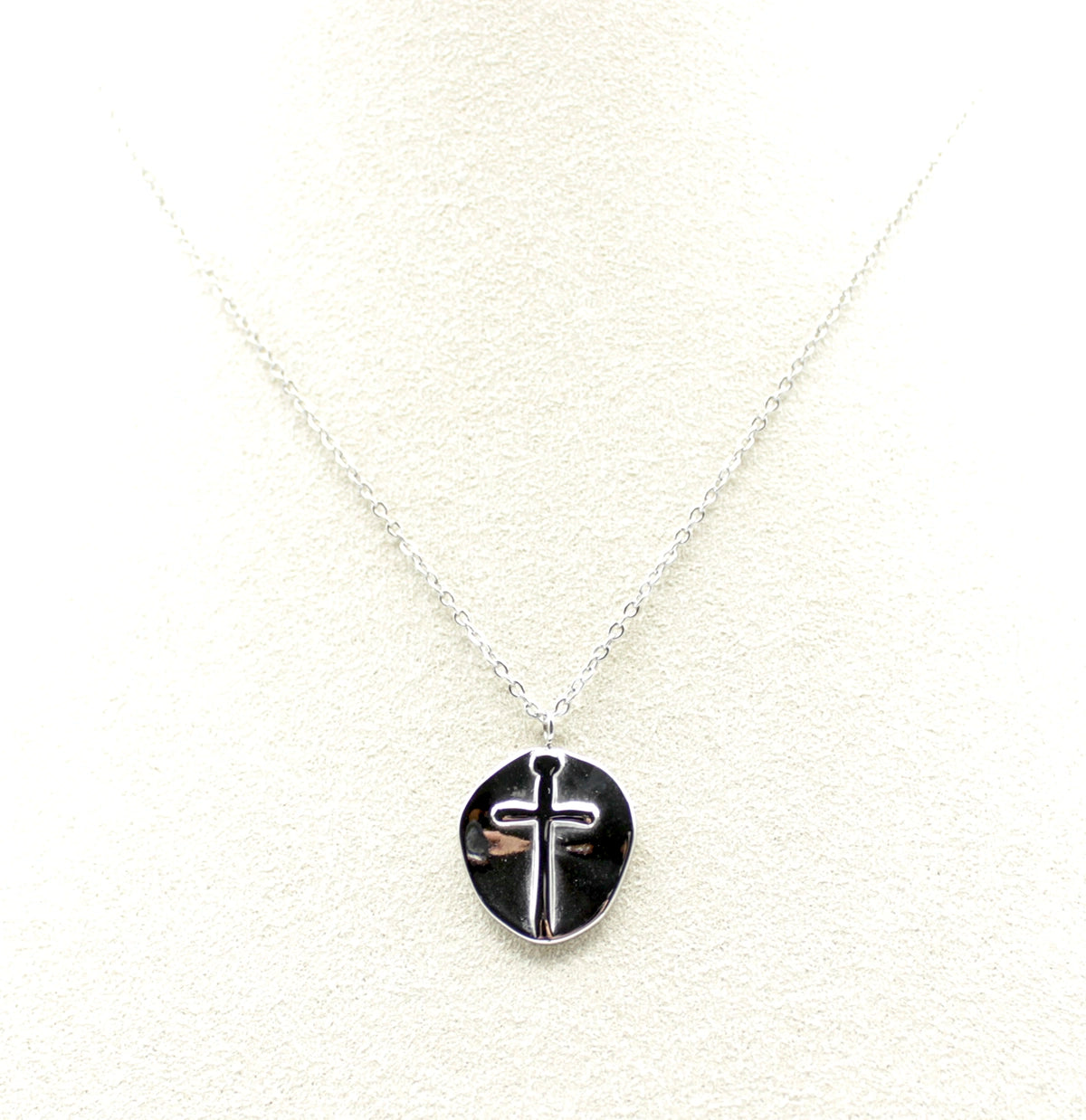 Collar Santa acero inoxidable plateado, detalle minimalista en el colgante con la cruz en alto relieve por un lado y bajo relieve por el otro. - DELACABRA