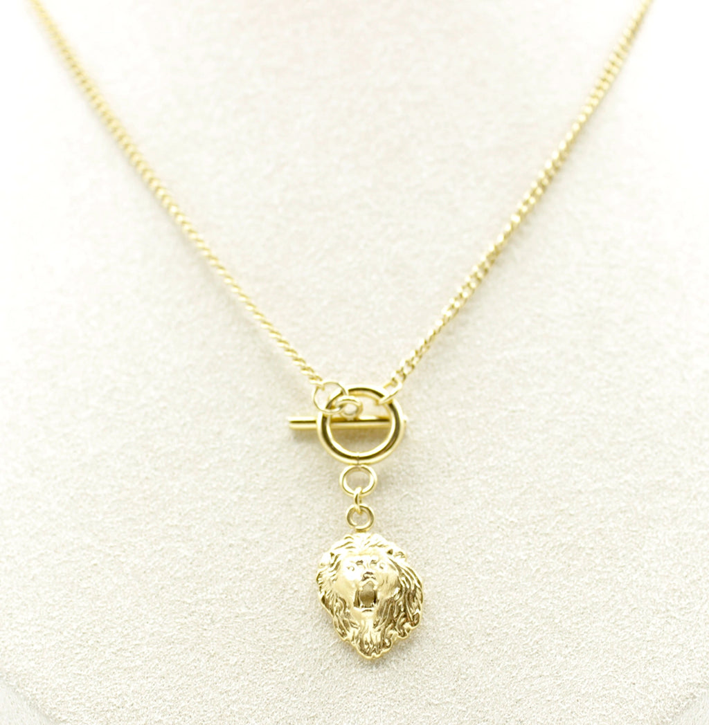 Collar Sauvage acero inoxidable dorado cadena de diámetro medio con cierre frontal tipo toggle y colgante en forma de cabeza de león. - DELACABRA