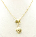 Collar Sauvage acero inoxidable dorado cadena de diámetro medio con cierre frontal tipo toggle y colgante en forma de cabeza de león. - DELACABRA
