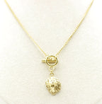 Collar Sauvage acero inoxidable dorado cadena de diámetro medio con cierre frontal tipo toggle y colgante en forma de cabeza de león. - DELACABRA