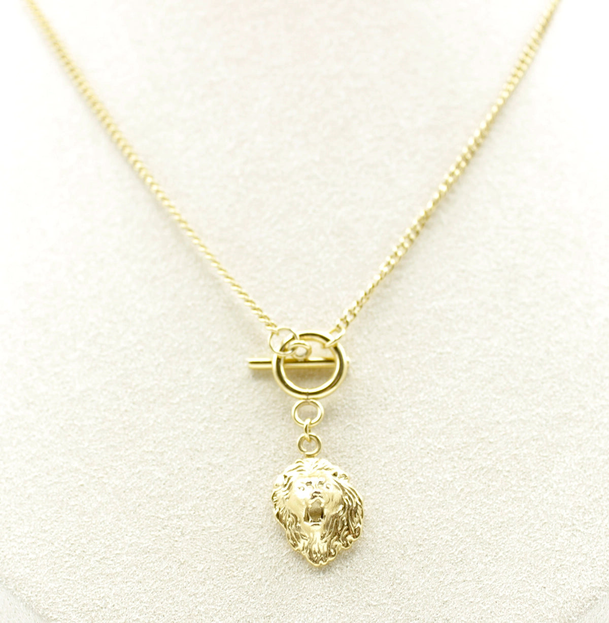 Collar Sauvage acero inoxidable dorado cadena de diámetro medio con cierre frontal tipo toggle y colgante en forma de cabeza de león. - DELACABRA