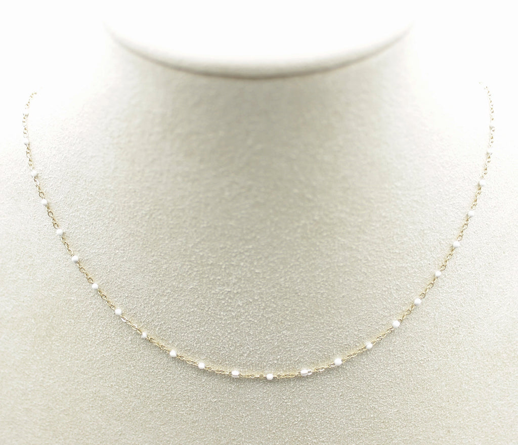 Collar Serena acero inoxidable dorado en expositor. Versatil, ideal para uso diário, ligero, delicado y cómodo de llevar durante todo el día. - delacabra