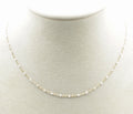 Collar Serena acero inoxidable dorado en expositor. Versatil, ideal para uso diário, ligero, delicado y cómodo de llevar durante todo el día. - delacabra