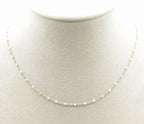 Collar Serena acero inoxidable dorado en expositor. Versatil, ideal para uso diário, ligero, delicado y cómodo de llevar durante todo el día. - delacabra