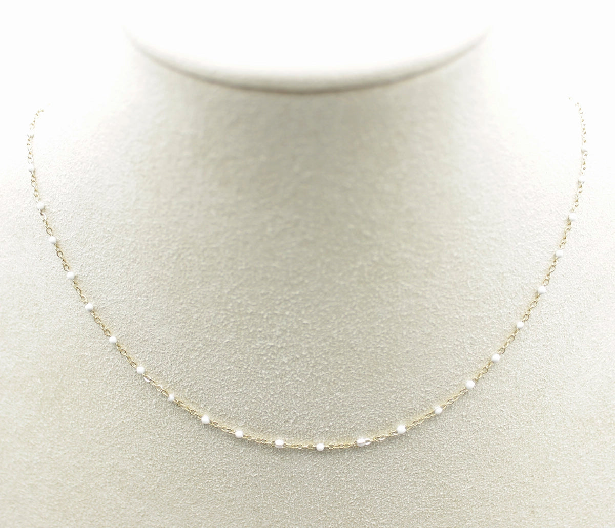 Collar Serena acero inoxidable dorado en expositor. Versatil, ideal para uso diário, ligero, delicado y cómodo de llevar durante todo el día. - delacabra