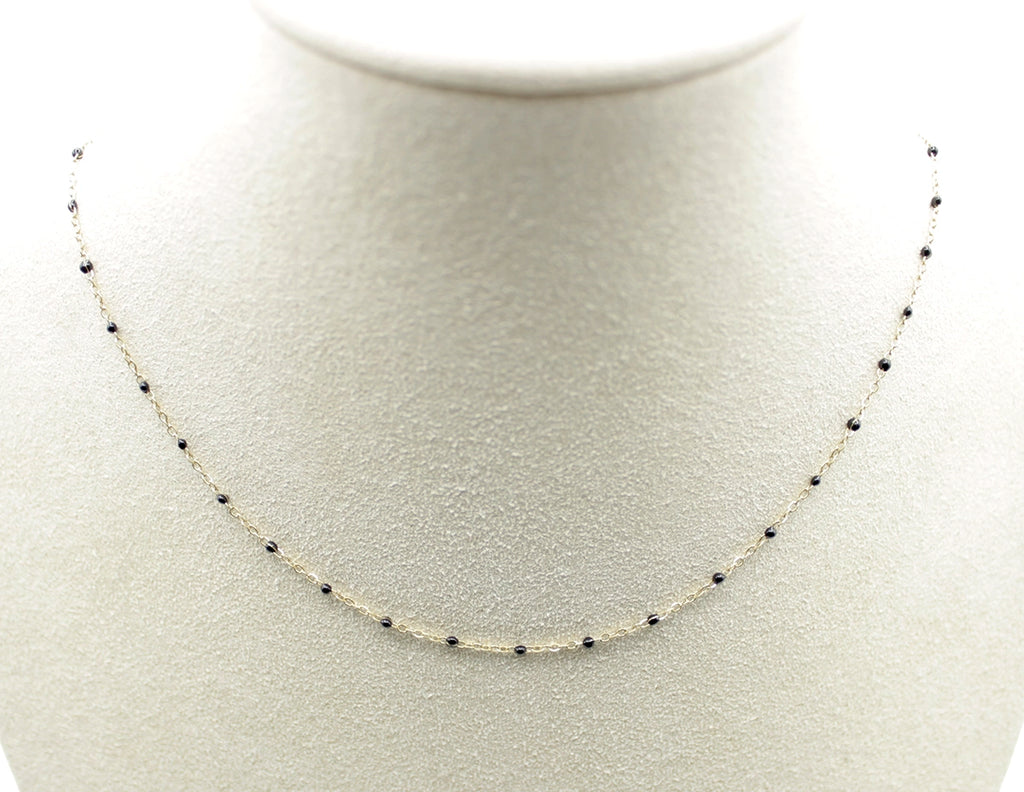 Collar Serena acero inoxidable dorado en expositor, los puntos de resina le confieren audacia y estilo - delacabra