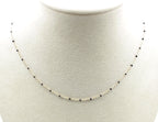 Collar Serena acero inoxidable dorado en expositor, los puntos de resina le confieren audacia y estilo - delacabra