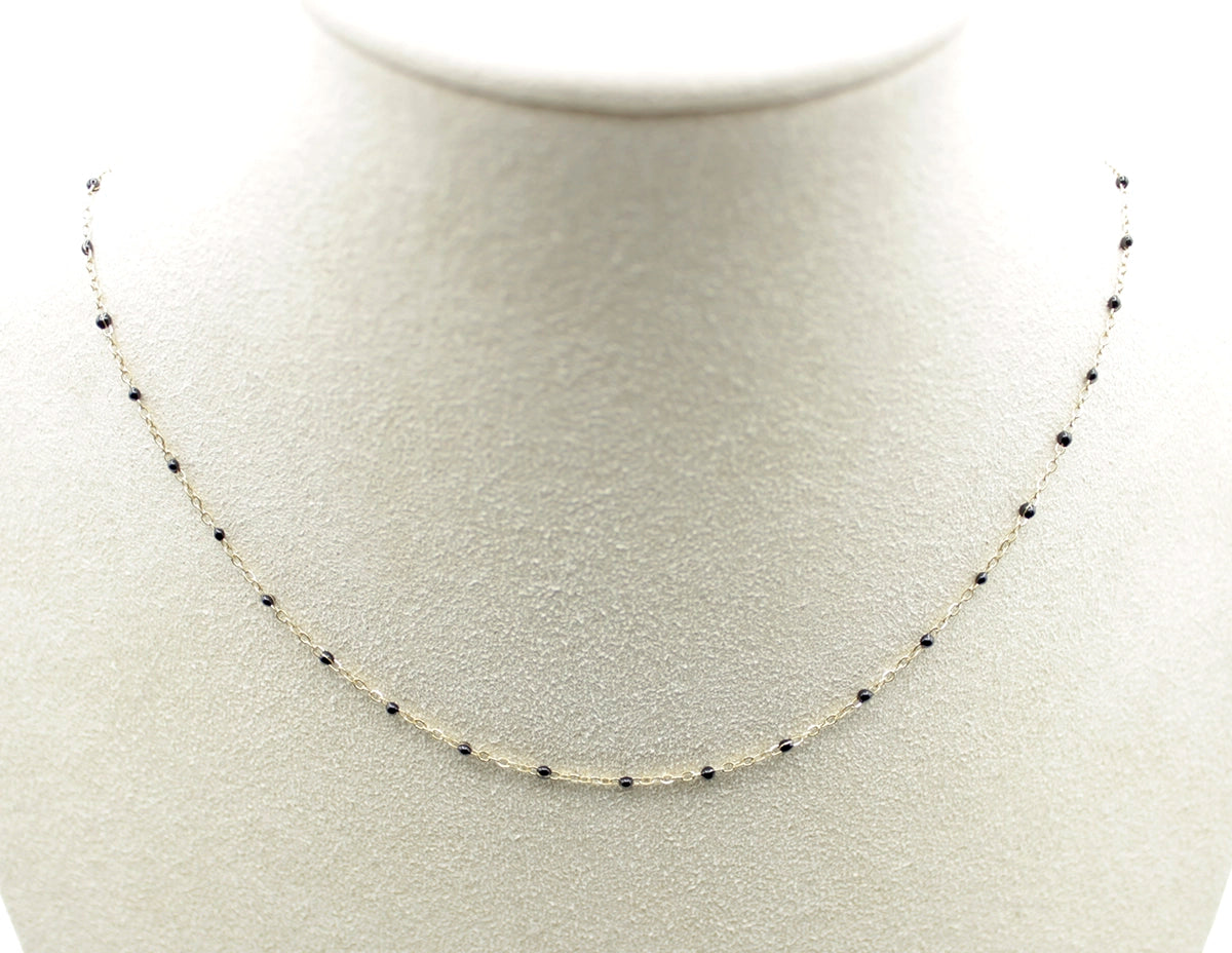 Collar Serena acero inoxidable dorado en expositor, los puntos de resina le confieren audacia y estilo - delacabra