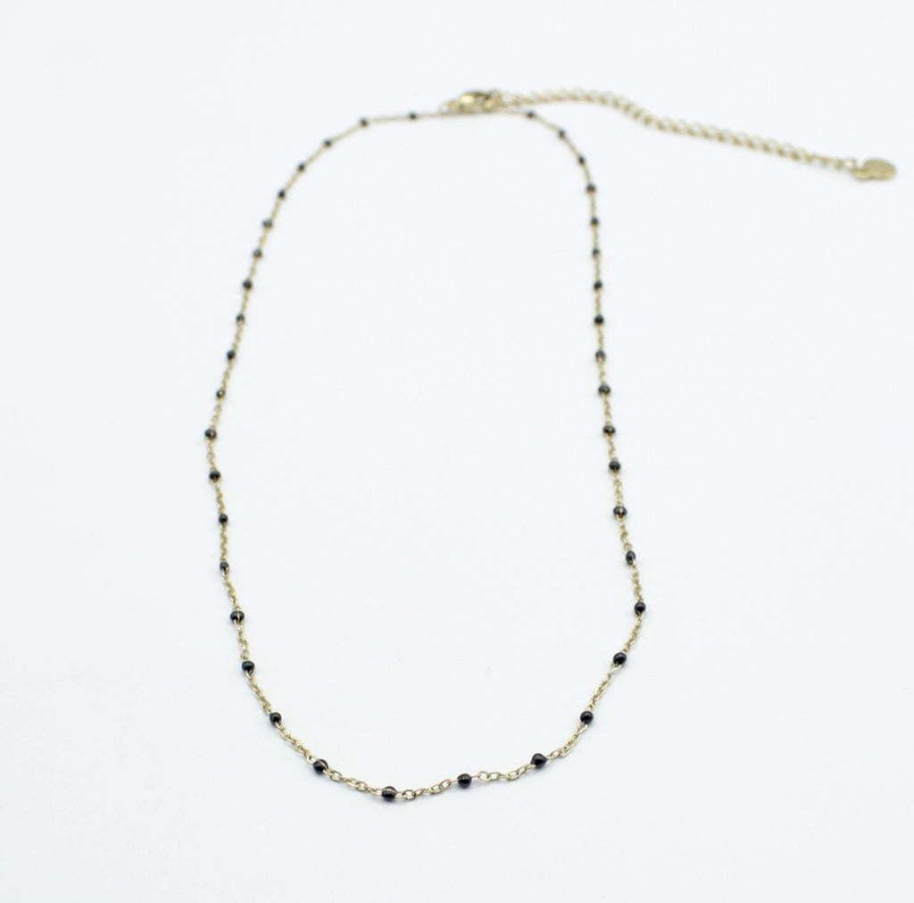 Collar Serena acero inoxidable dorado con pequeños puntos de resina negros, cadena fina, diseño sencillo, combinable con otros collares. - delacabra
