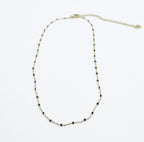 Collar Serena acero inoxidable dorado con pequeños puntos de resina negros, cadena fina, diseño sencillo, combinable con otros collares. - delacabra