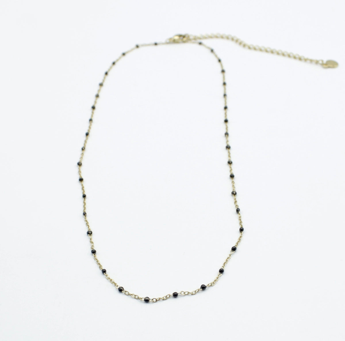 Collar Serena acero inoxidable dorado con pequeños puntos de resina negros, cadena fina, diseño sencillo, combinable con otros collares. - delacabra