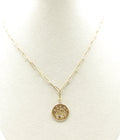 Collar Starry acero inoxidable dorado, cadena de eslabones alargados y un colgante esférico con relieve de estrellas. - DELACABRA