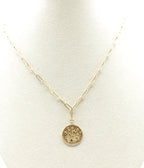 Collar Starry acero inoxidable dorado, cadena de eslabones alargados y un colgante esférico con relieve de estrellas. - DELACABRA