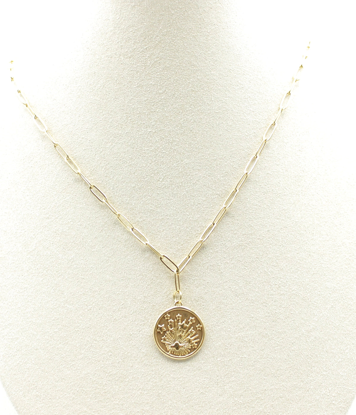 Collar Starry acero inoxidable dorado, cadena de eslabones alargados y un colgante esférico con relieve de estrellas. - DELACABRA