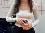 Collar Starry acero inoxidable dorado, lo luce una mujer en combinación con juego de anillos de delacabra.com. - DELACABRA
