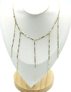 Collar Tears acero inoxidable dorado en un busto blanco, cadena de fina de eslabones alargados. - DELACABRA