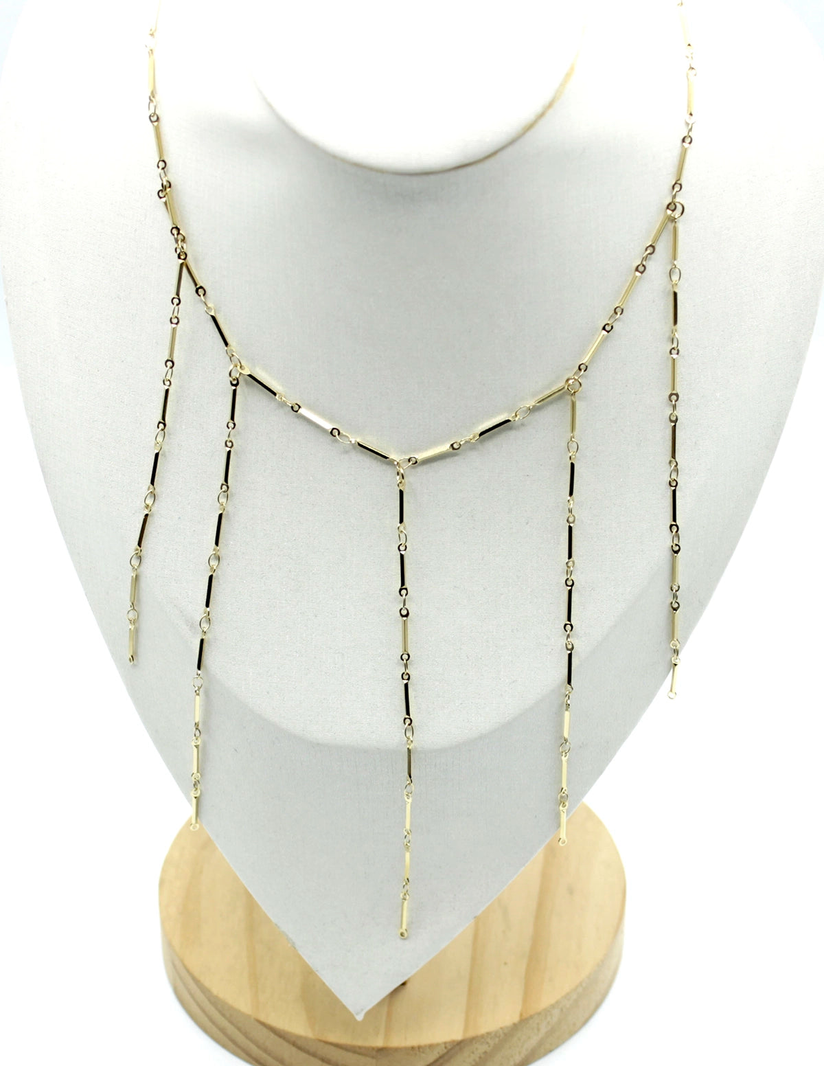 Collar Tears acero inoxidable dorado en un busto blanco, cadena de fina de eslabones alargados. - DELACABRA