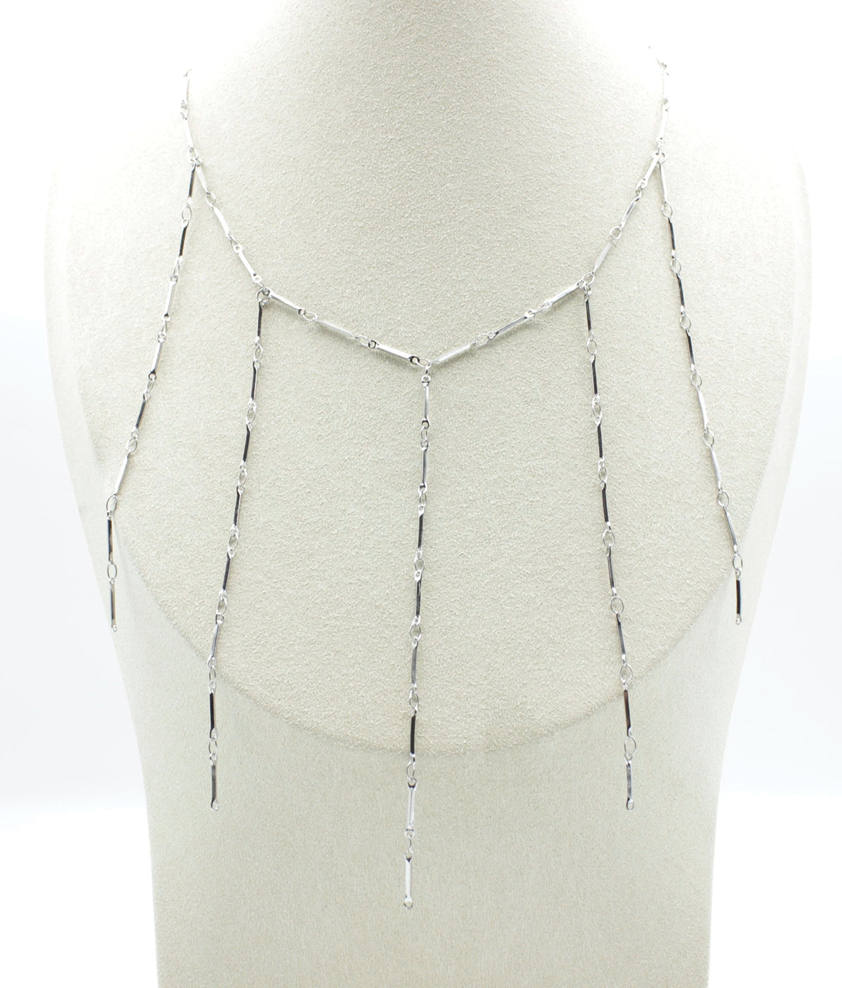 Collar Tears acero inoxidable plateado, delicado y sofisticado, combina resistencia y brillo, ideal para lucirlo en muchas ocasiones- delacabra